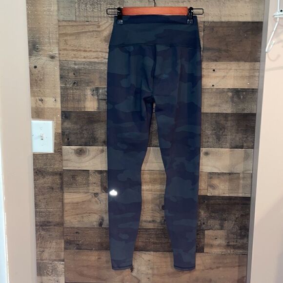 alo High-Waist Camo Vapor Legging in Hunter Camo - Picture 5 of 7